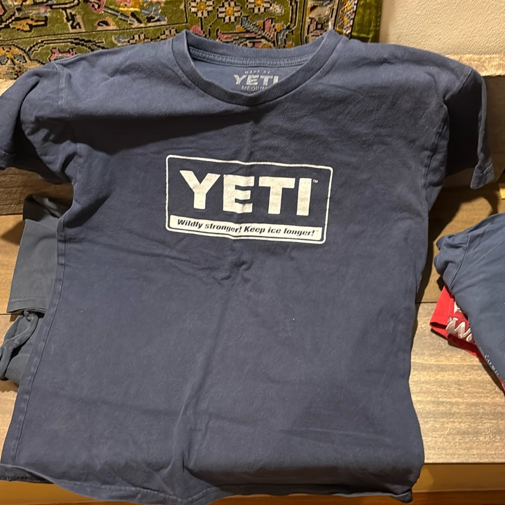 Men’s medium navy blue yeti short sleeved t shirt